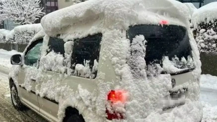 Stadtpolizei stoppt Fahrzeuge mit Schnee auf Dach , © Keystone Stadtpolizei stoppt Fahrzeuge mit Schnee auf Dach , © Keystone