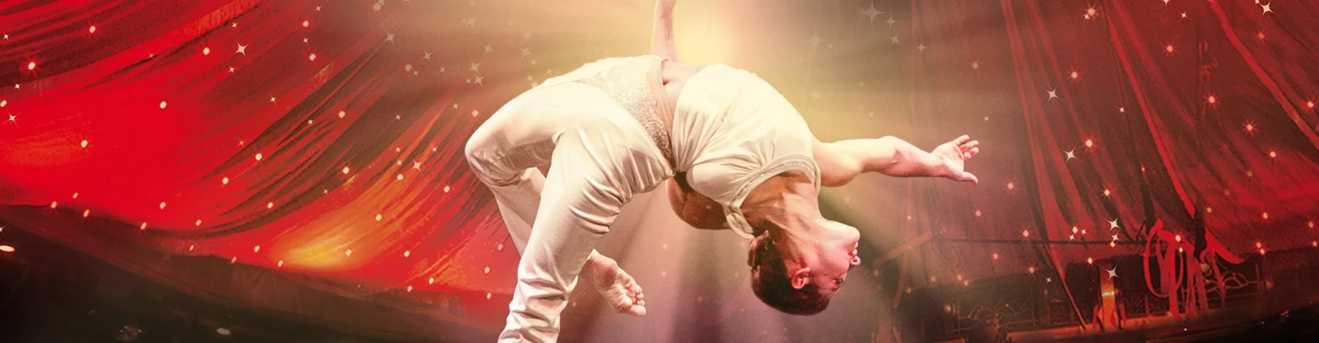 Zirkuszelt mit Artistin, © Shutterstock Zirkuszelt mit Artistin, © Shutterstock