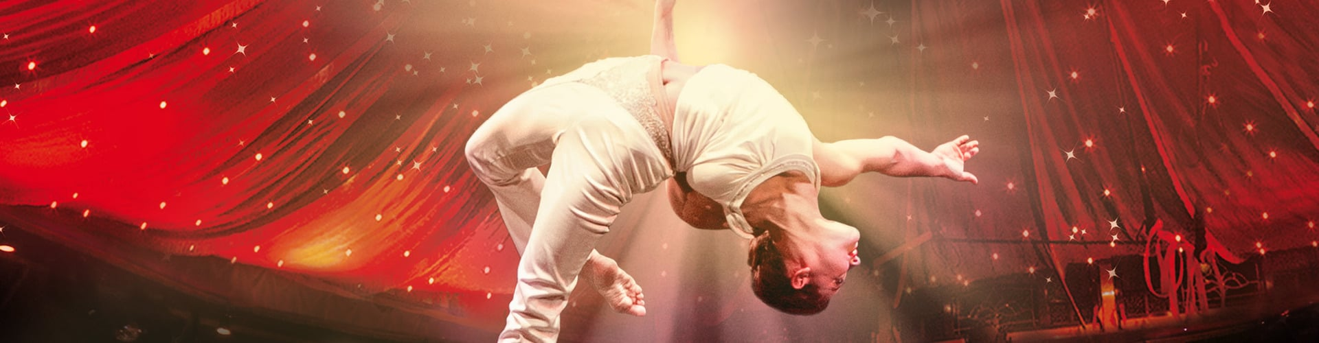 Zirkuszelt mit Artistin, © Shutterstock