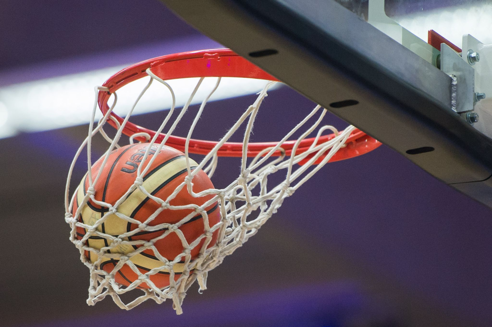 Ein Basketball fällt in den Basketballkorb.