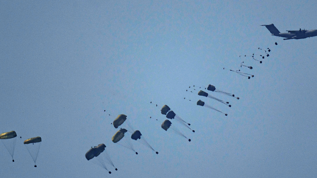 Fünf Menschen von Gaza-Hilfslieferung erschlagen, © Leo Correa/AP/dpa