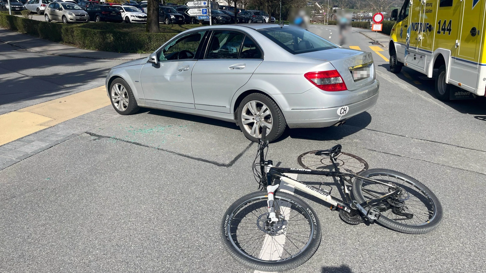 Unfall zwischen Velo und Auto in Altstätten, © Kantonspolizei St. Gallen Unfall zwischen Velo und Auto in Altstätten, © Kantonspolizei St. Gallen