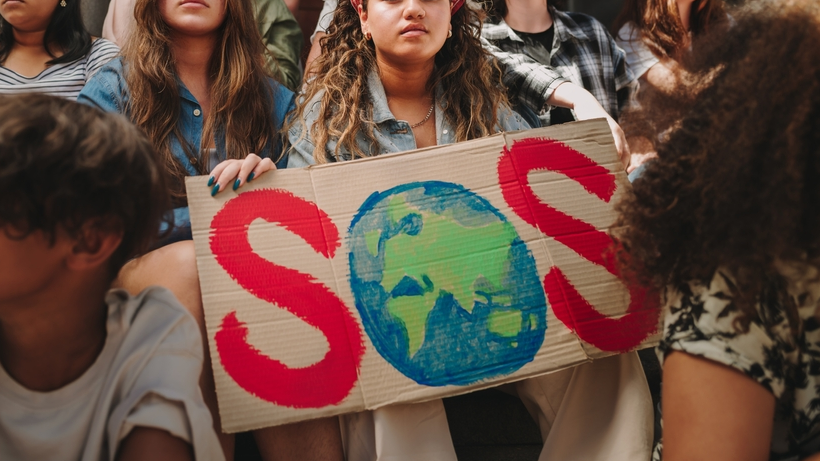 “Son Kuşak” iklim aktivistleri Almanya'nın farklı kentlerindeki Noel ağaçlarına turuncu boya püskürttü., © Shutterstock