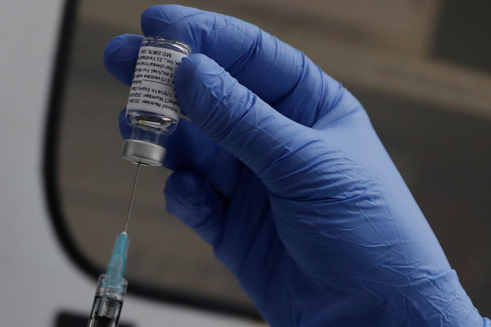 Ein medizinischer Mitarbeiter bereitet eine Dosis mit dem Corona-Impfstoff von Novavax vor.