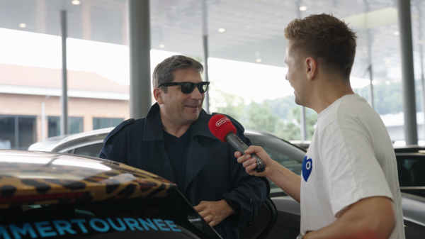 Peter setzt im «Car-aoke» alles auf Hero, © Basiliks