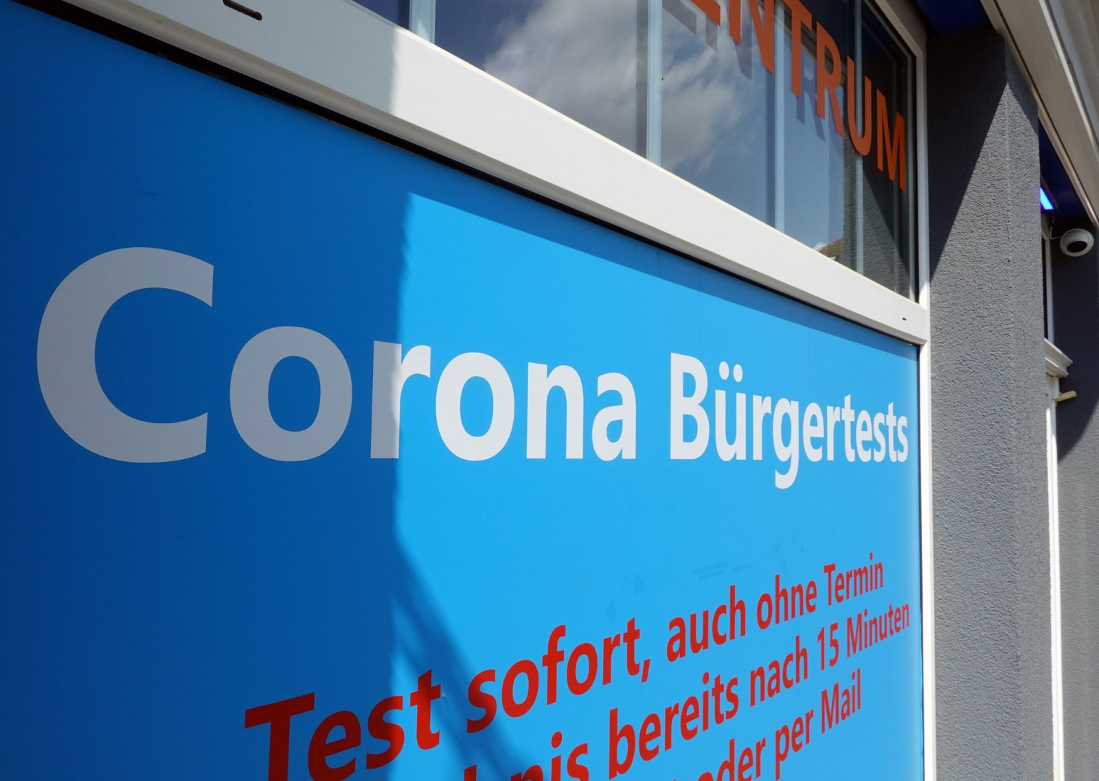 "Corona Bürgertest" steht an der Fensterscheibe einer Corona-Teststation..