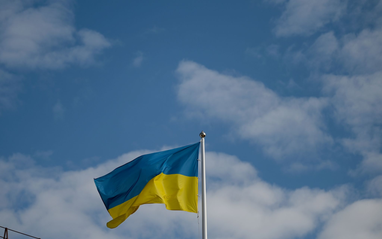 Eine Ukrainische Flagge weht im Wind.