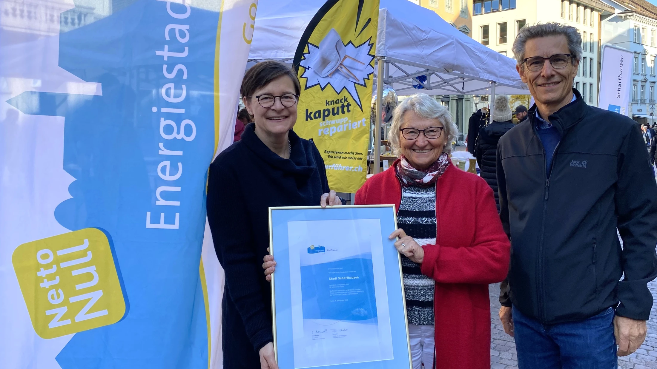 © Von links: Katrin Bernath (Stadträtin), Monika Tschannen-Süess (Botschafterin des Vereins Energiestadt), Peter Neukomm (Stadtpräsident). Bild: Radio Munot © Von links: Katrin Bernath (Stadträtin), Monika Tschannen-Süess (Botschafterin des Vereins Energiestadt), Peter Neukomm (Stadtpräsident). Bild: Radio Munot