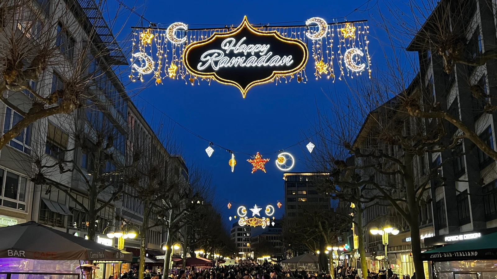 Frankfurt Fressgass'ta Ramazan sokağı aydınlatması ilgi çekti., © m.hastuerk Frankfurt Fressgass'ta Ramazan sokağı aydınlatması ilgi çekti., © m.hastuerk