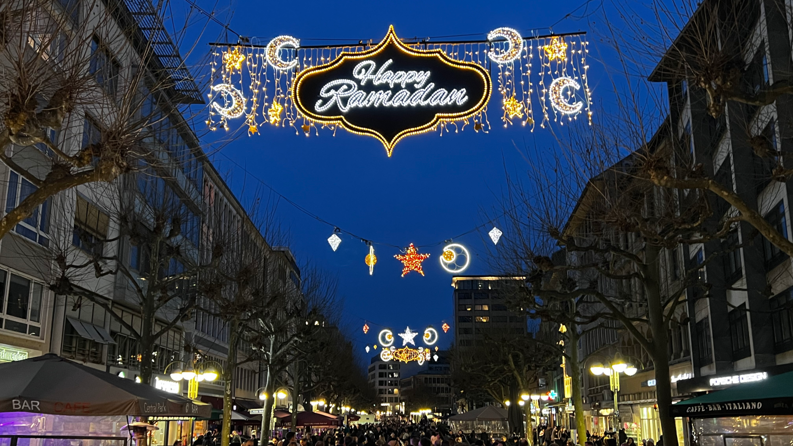 Frankfurt Fressgass'ta Ramazan sokağı aydınlatması ilgi çekti., © m.hastuerk
