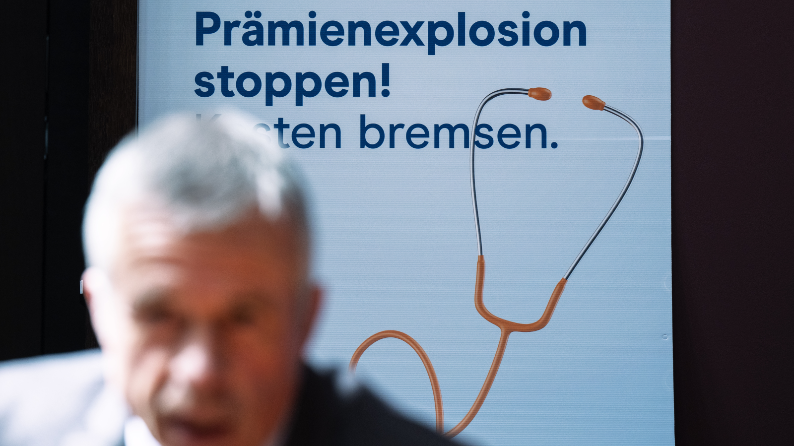 Gegner der Kostenbremse-Initiative lancieren Kampagne, © Keystone / Peter Schneider