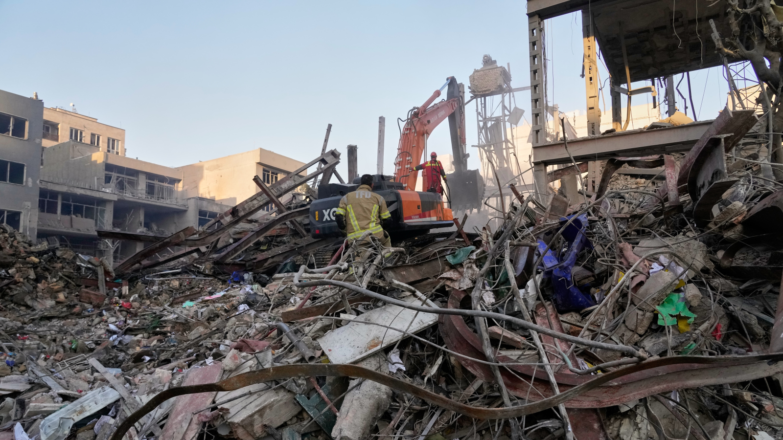 İran Savaşı Küresel Ekonomiyi Sarsıyor: Petrol, Borsa ve Turizm Alarmda, © Vahid Salemi/AP/dpa