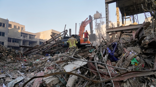 İran Savaşı Küresel Ekonomiyi Sarsıyor: Petrol, Borsa ve Turizm Alarmda, © Vahid Salemi/AP/dpa