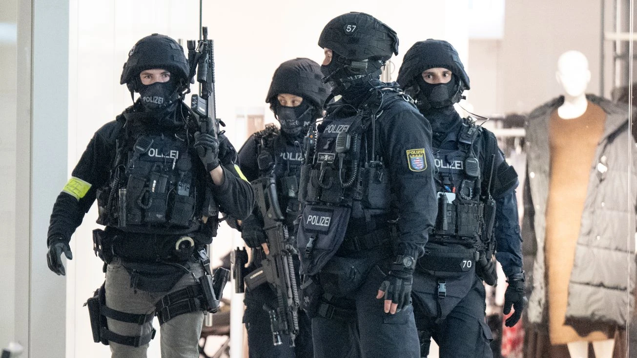 Baden-Württemberg’de Operasyon: 700 Polis Görevde, © Boris Roessler/dpa Baden-Württemberg’de Operasyon: 700 Polis Görevde, © Boris Roessler/dpa