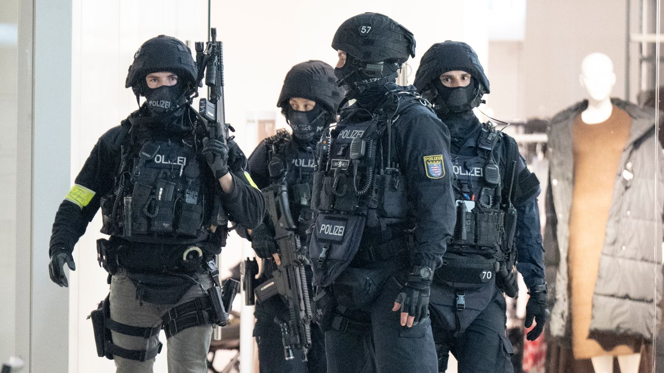 Baden-Württemberg’de Operasyon: 700 Polis Görevde, © Boris Roessler/dpa