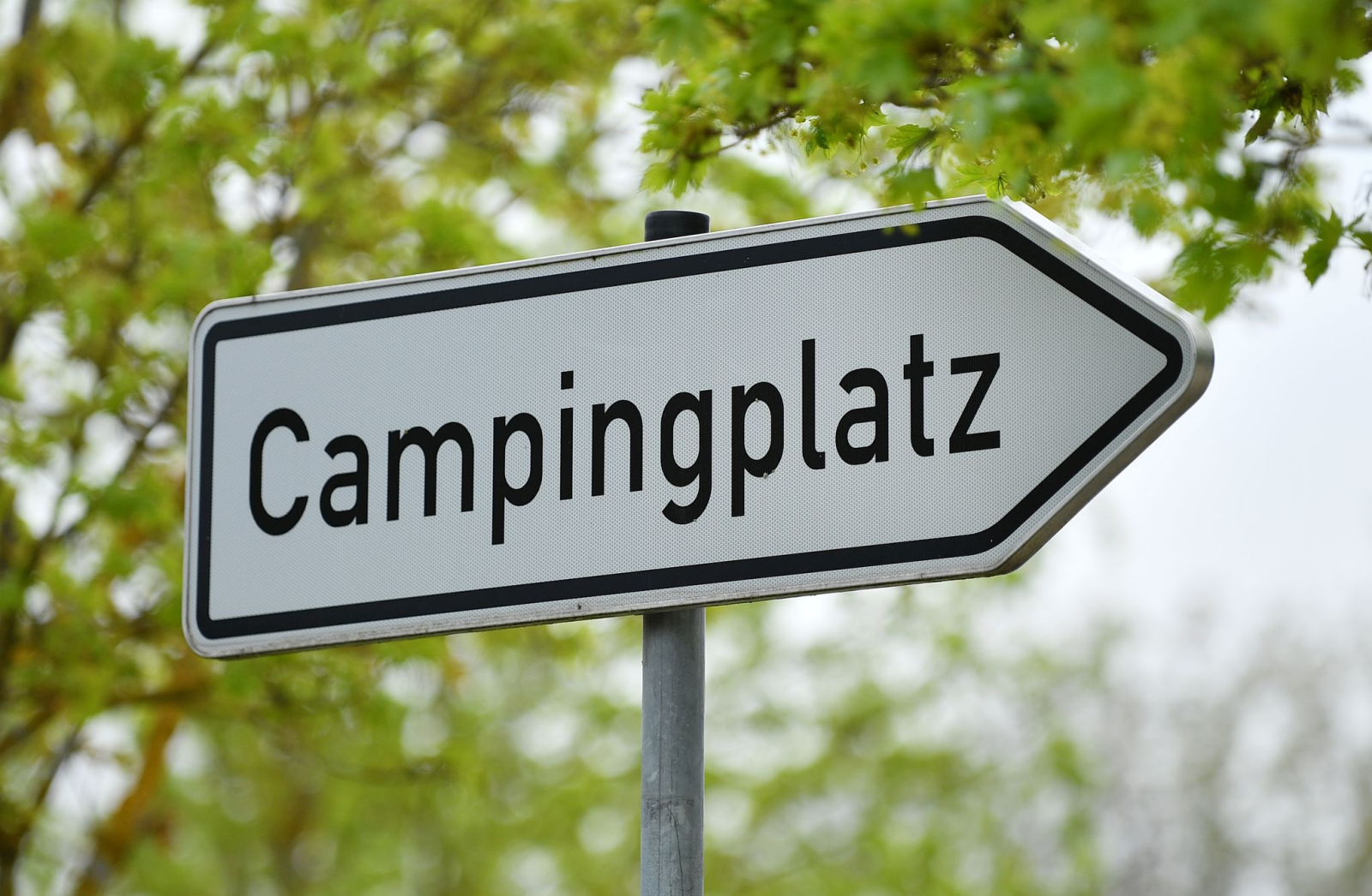 «Campingplatz» steht auf einem Wegweiser in Hohenfelden.