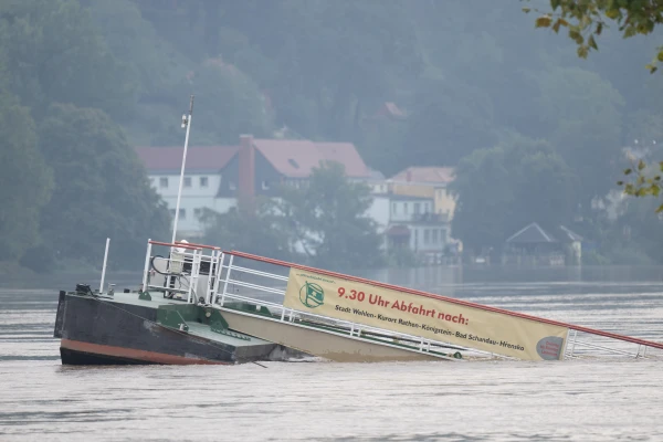 Sachsen, Pirna: Ein Bootsanleger schwimmt in der Hochwasser führenden Elbe., © KEYSTONE/DPA/Sebastian Kahnert Sachsen, Pirna: Ein Bootsanleger schwimmt in der Hochwasser führenden Elbe., © KEYSTONE/DPA/Sebastian Kahnert