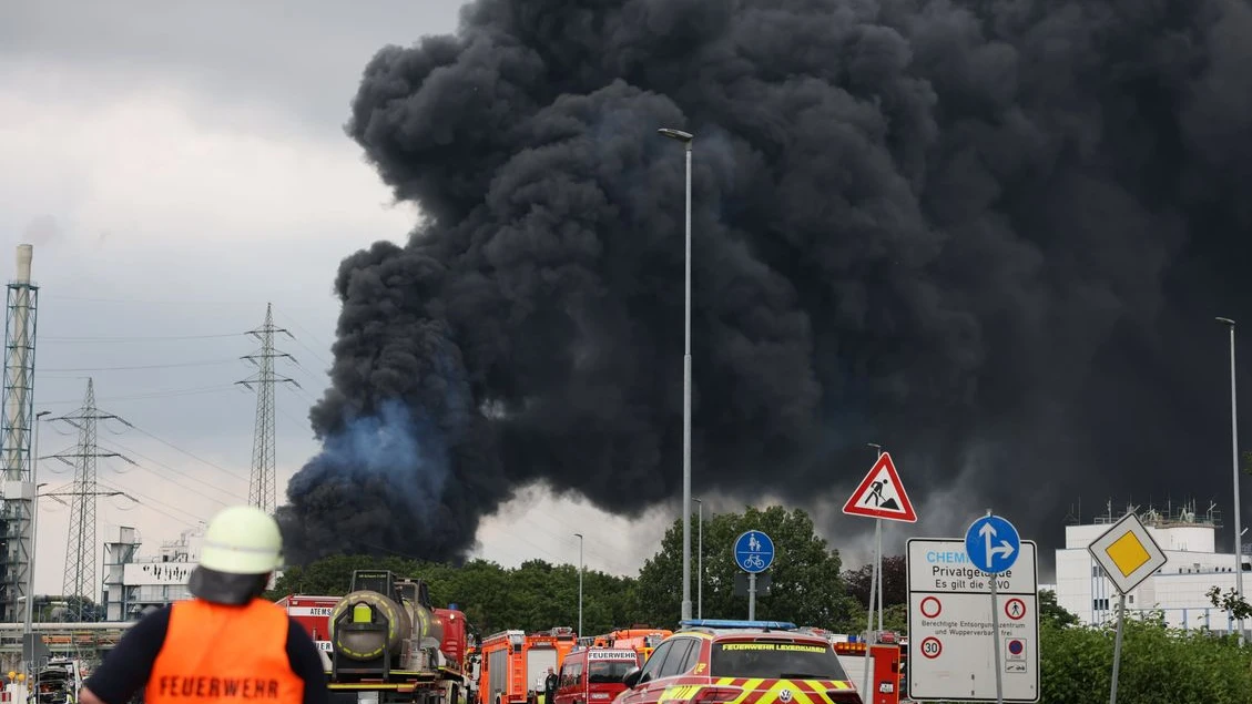 A61´de Dinlenme Tesisinde Araç ve Yakıt Pompası Yandı!, © Oliver Berg/dpa A61´de Dinlenme Tesisinde Araç ve Yakıt Pompası Yandı!, © Oliver Berg/dpa
