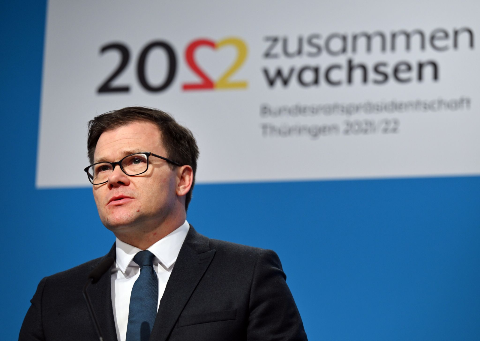 Carsten Schneider (SPD), Staatsminister und Beauftragter der Bundesregierung für Ostdeutschland, spricht.