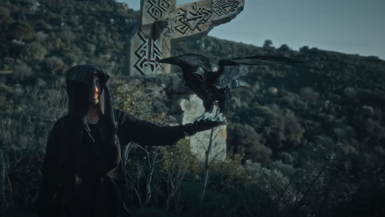 Tan Taşçı Son Klibiyle Bambaşka Bir Dünyaya Açılıyor , © Bazı Gecekler Şarkısının Klibinden Alınmıştır