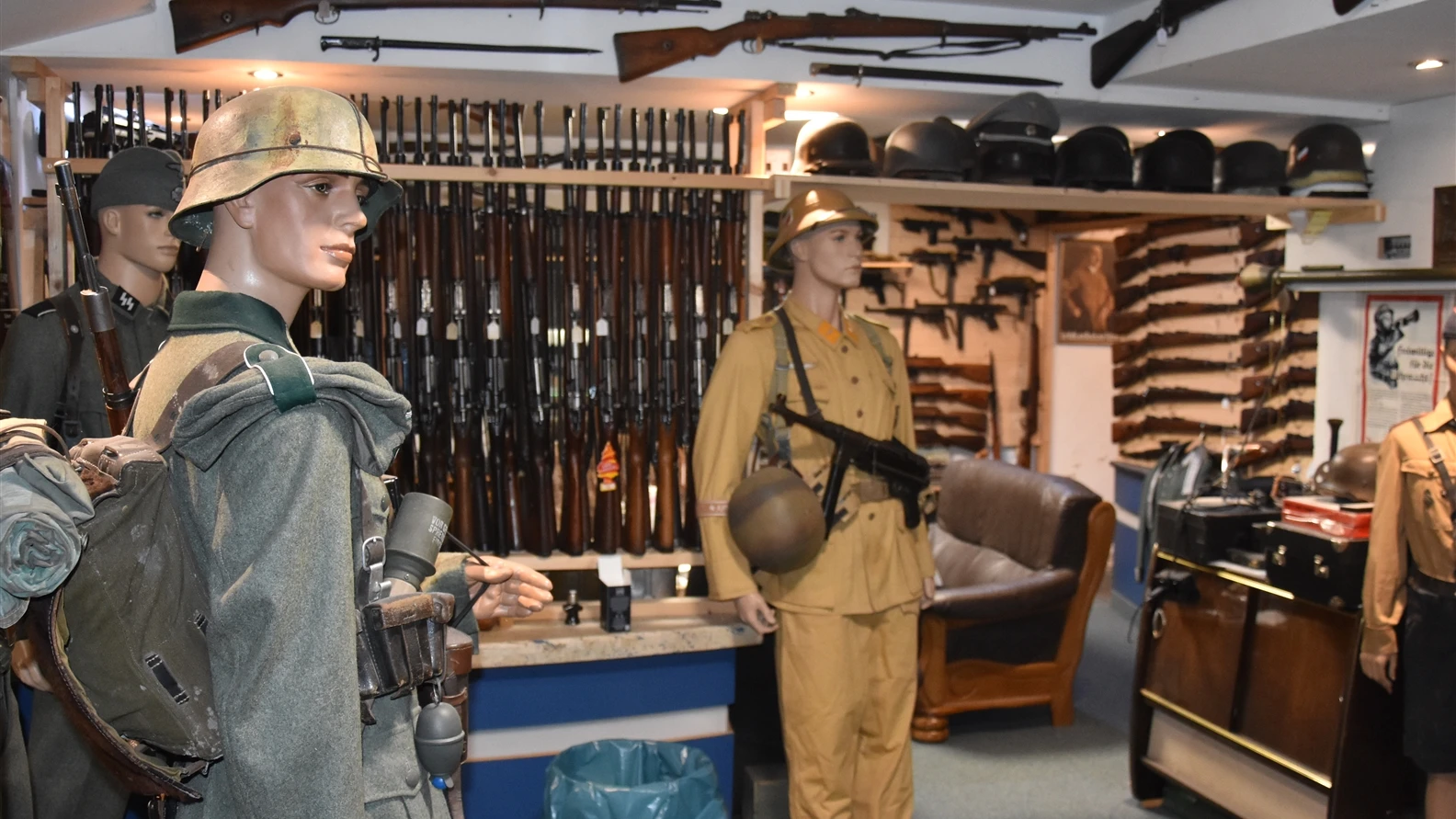 Remscheid’de Savaş Silahı Deposu Ortaya Çıktı: Üç Kişi Tutuklandı, © Polizei Wuppertal/dpa Remscheid’de Savaş Silahı Deposu Ortaya Çıktı: Üç Kişi Tutuklandı, © Polizei Wuppertal/dpa