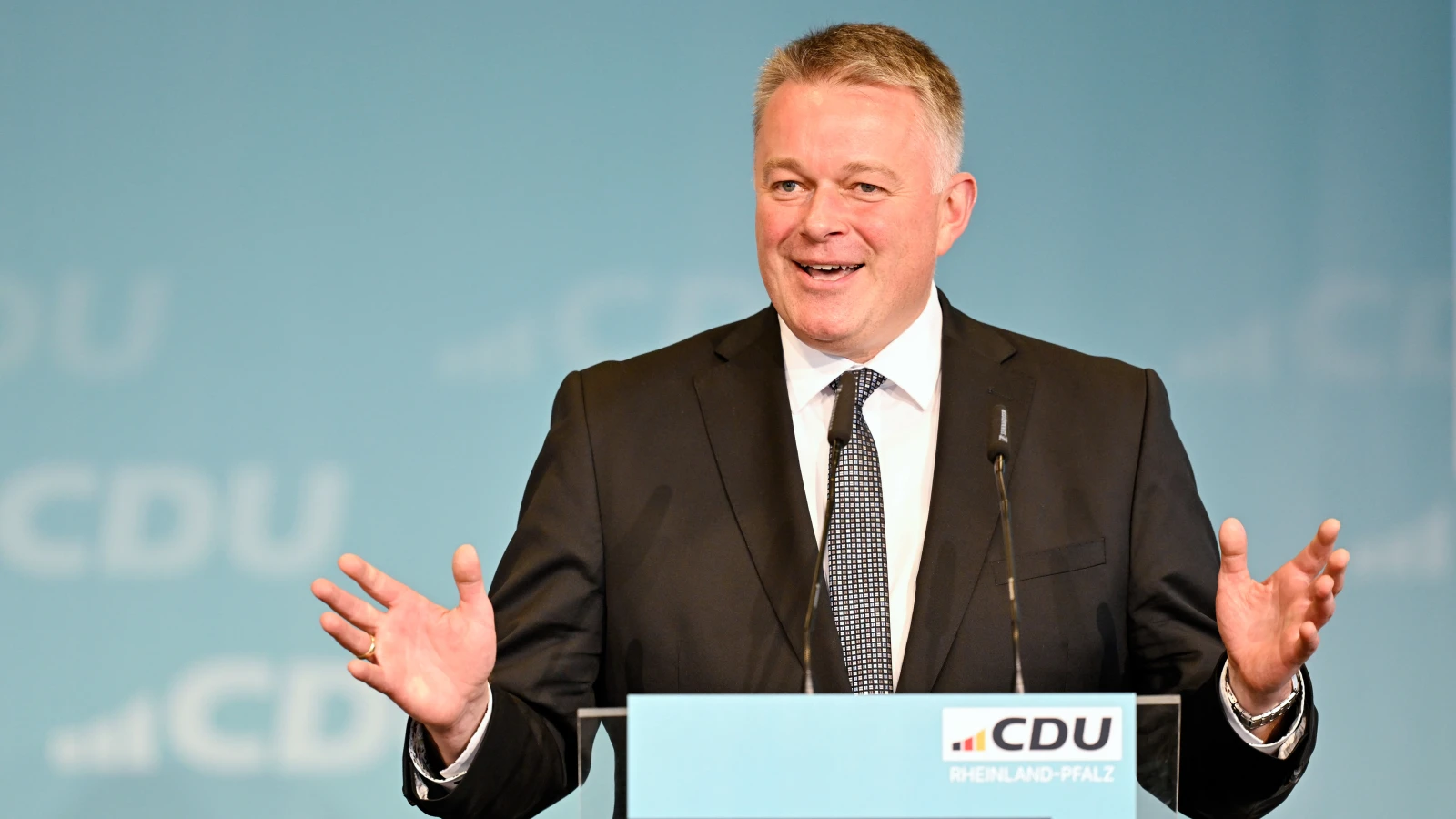 CDU Muhalefet Lideri Gordon Schnieder, bütçeyi yetersiz ve çözüm üretmeyen bir taslak olarak eleştirdi. , © Uwe Anspach/dpa CDU Muhalefet Lideri Gordon Schnieder, bütçeyi yetersiz ve çözüm üretmeyen bir taslak olarak eleştirdi. , © Uwe Anspach/dpa