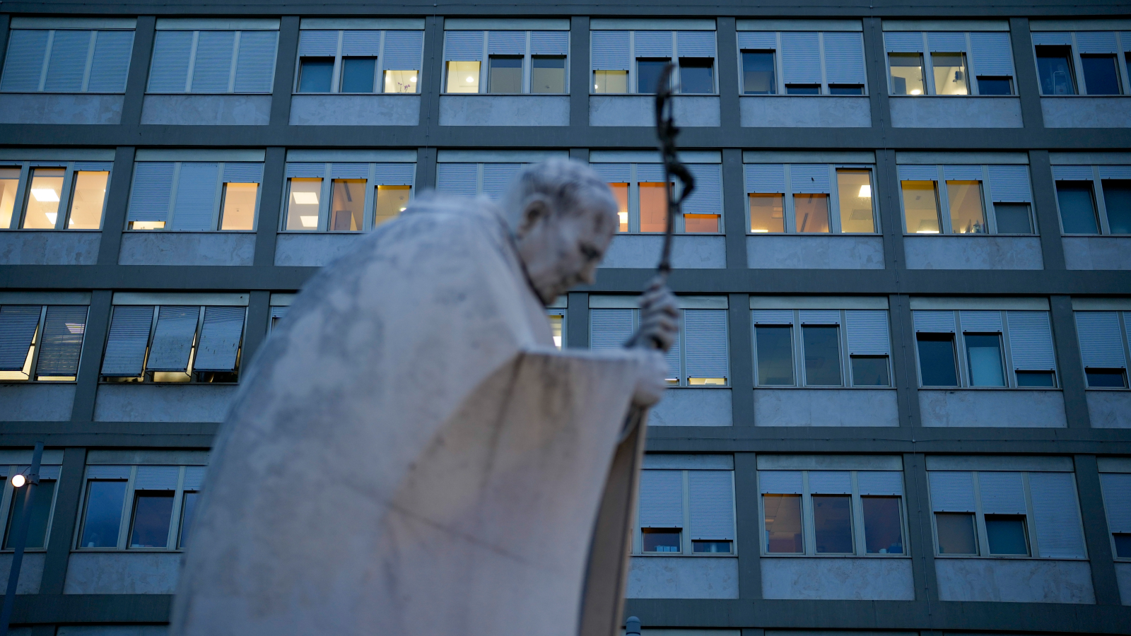 Papst muss länger in Klinik bleiben, © AP Photo/Gregorio Borgia