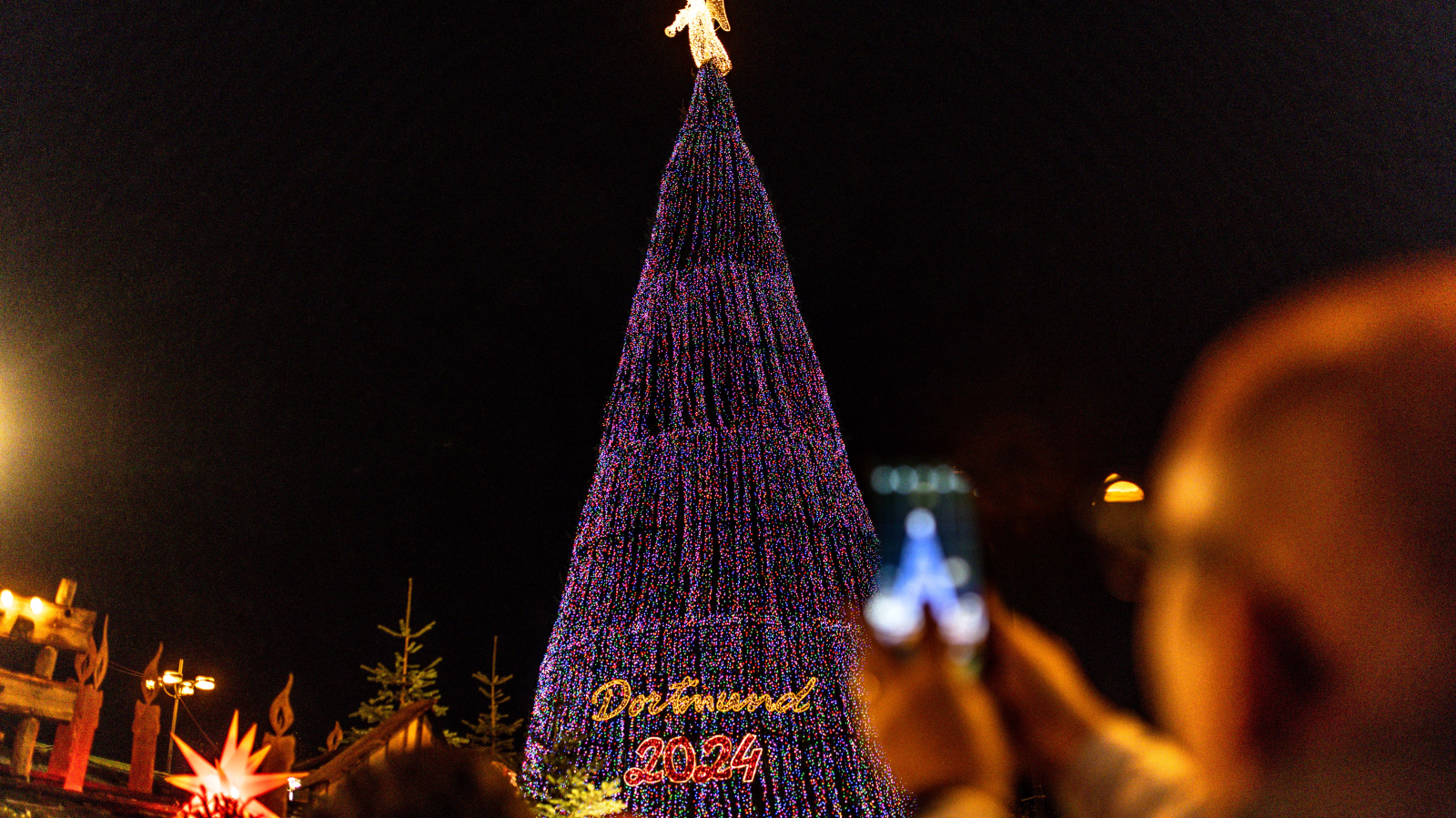 Dünyanın en Dev Noel Ağacı 'Dortmund' da Işıklarını Yaktı, © dpa