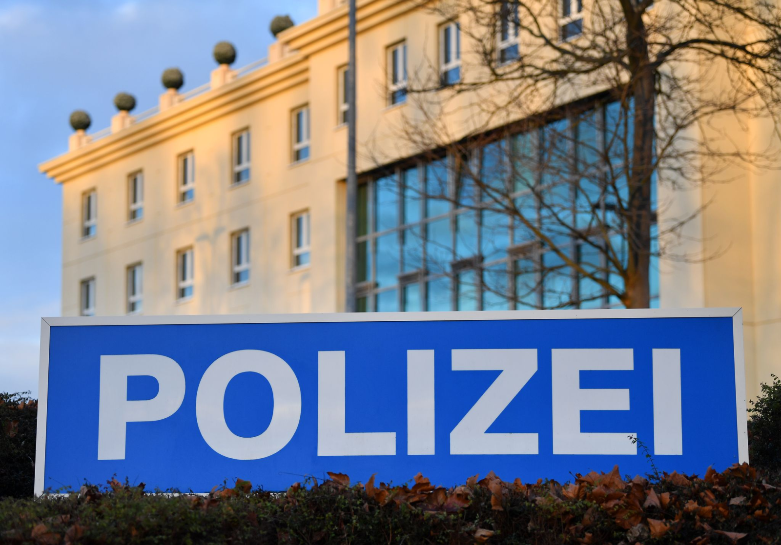 Polizei und Staatsanwaltschaft ermitteln wegen eines Todesfalls in Polizeigewahrsam in Gotha. (Symbolfoto), © Martin Schutt/dpa-Zentralbild/dpa