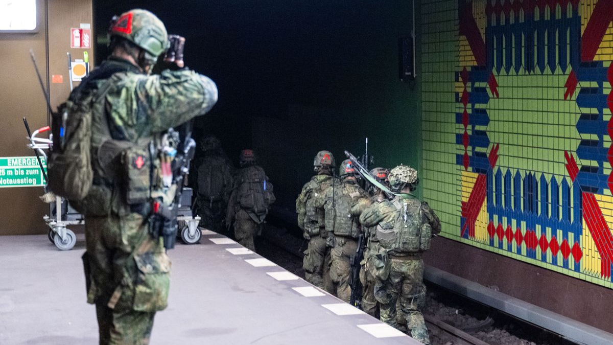 Bundeswehr, Berlin’de Kriz Senaryosu İçin Gece Tatbikatı Yaptı!, © Christophe Gateau/dpa