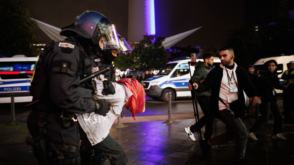 Berlin’de Yasaklanan Filistin Yanlısı Gösteri Polis Tarafından Dağıtıldı!, © Carsten Koall/dpa