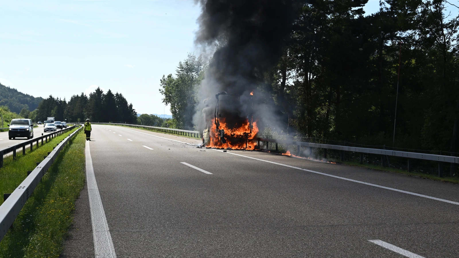 Fahrzeugbrand auf Autobahn bei Rorschacherberg, © Kantonspolizei St. Gallen Fahrzeugbrand auf Autobahn bei Rorschacherberg, © Kantonspolizei St. Gallen