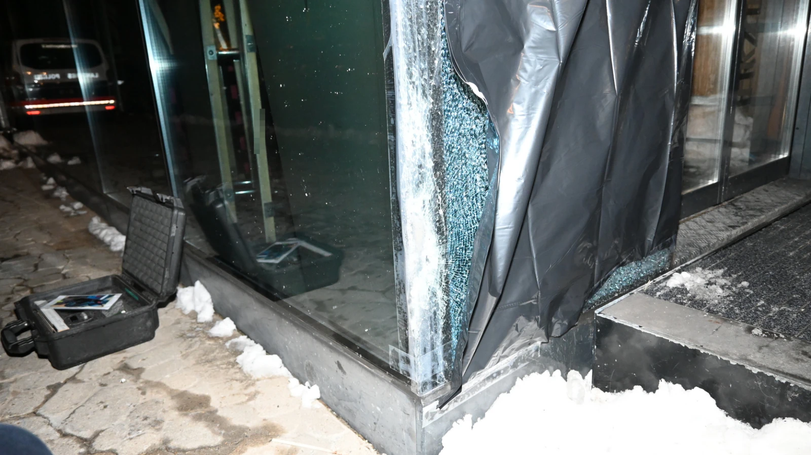 Scheibe von Malbuner Hotel beim Ausparken beschädigt, © lpfl Scheibe von Malbuner Hotel beim Ausparken beschädigt, © lpfl