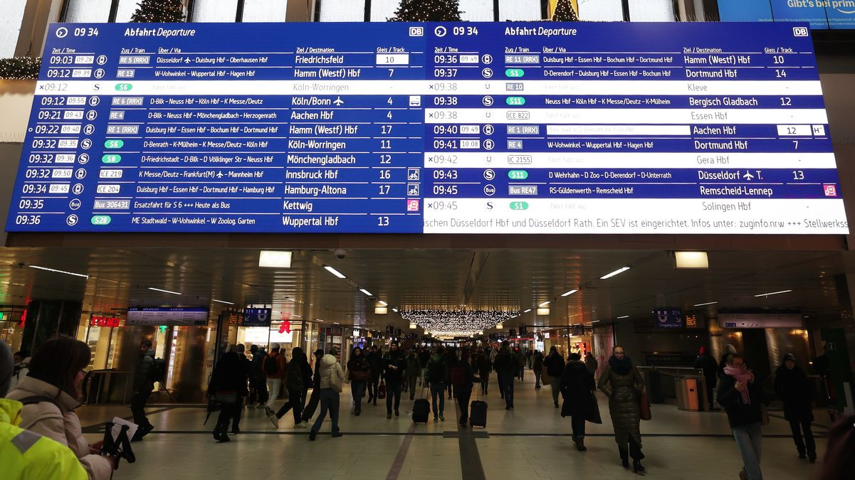 Düsseldorf Merkez Garı’nda sinyal arızası giderildi: Trenlerde gecikmeler sürüyor, © David Young/dpa