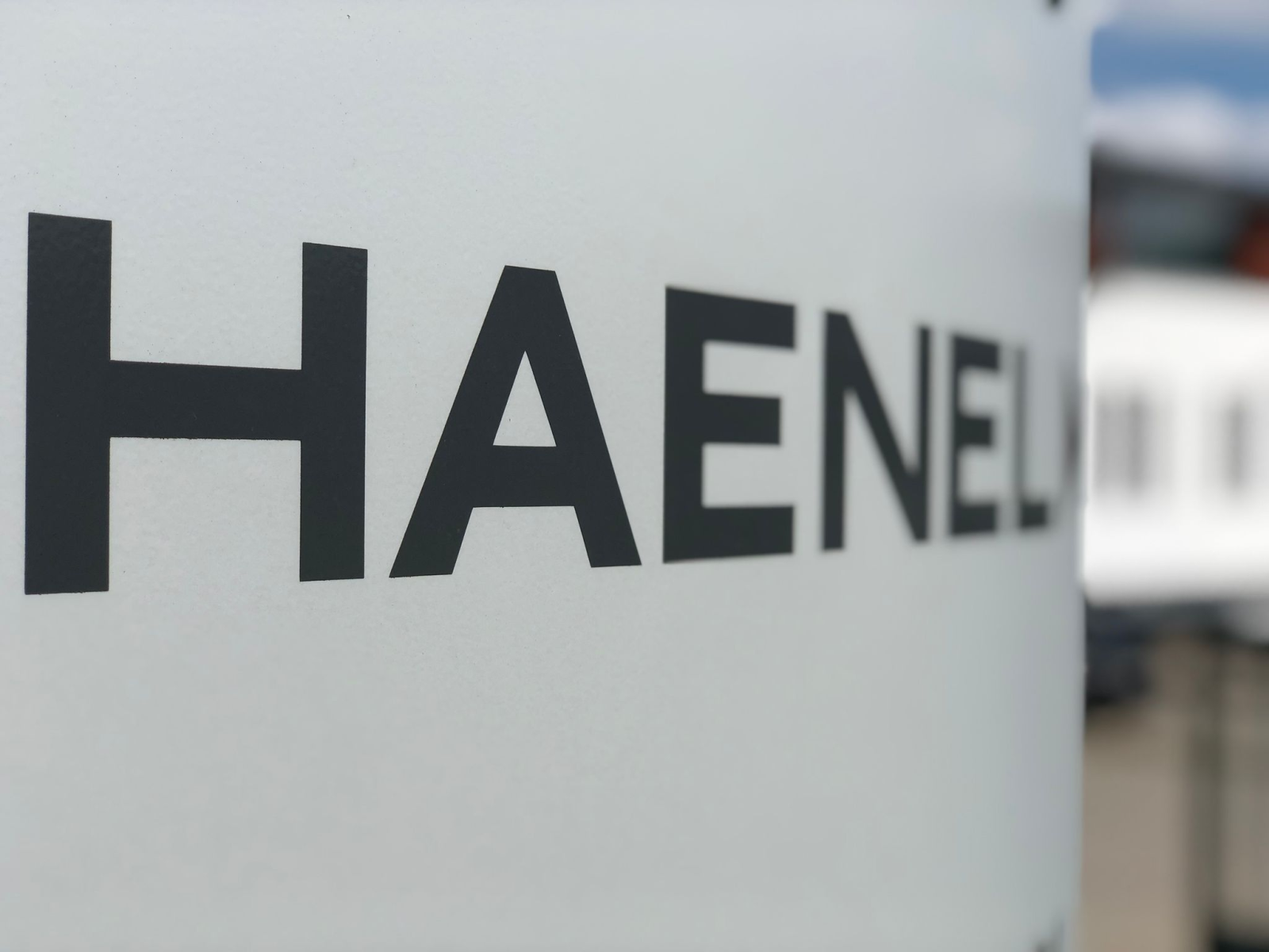 Auf einem Schild vor der Firmenzentrale steht der Name des Thüringer Waffenherstellers C.G.Haenel.