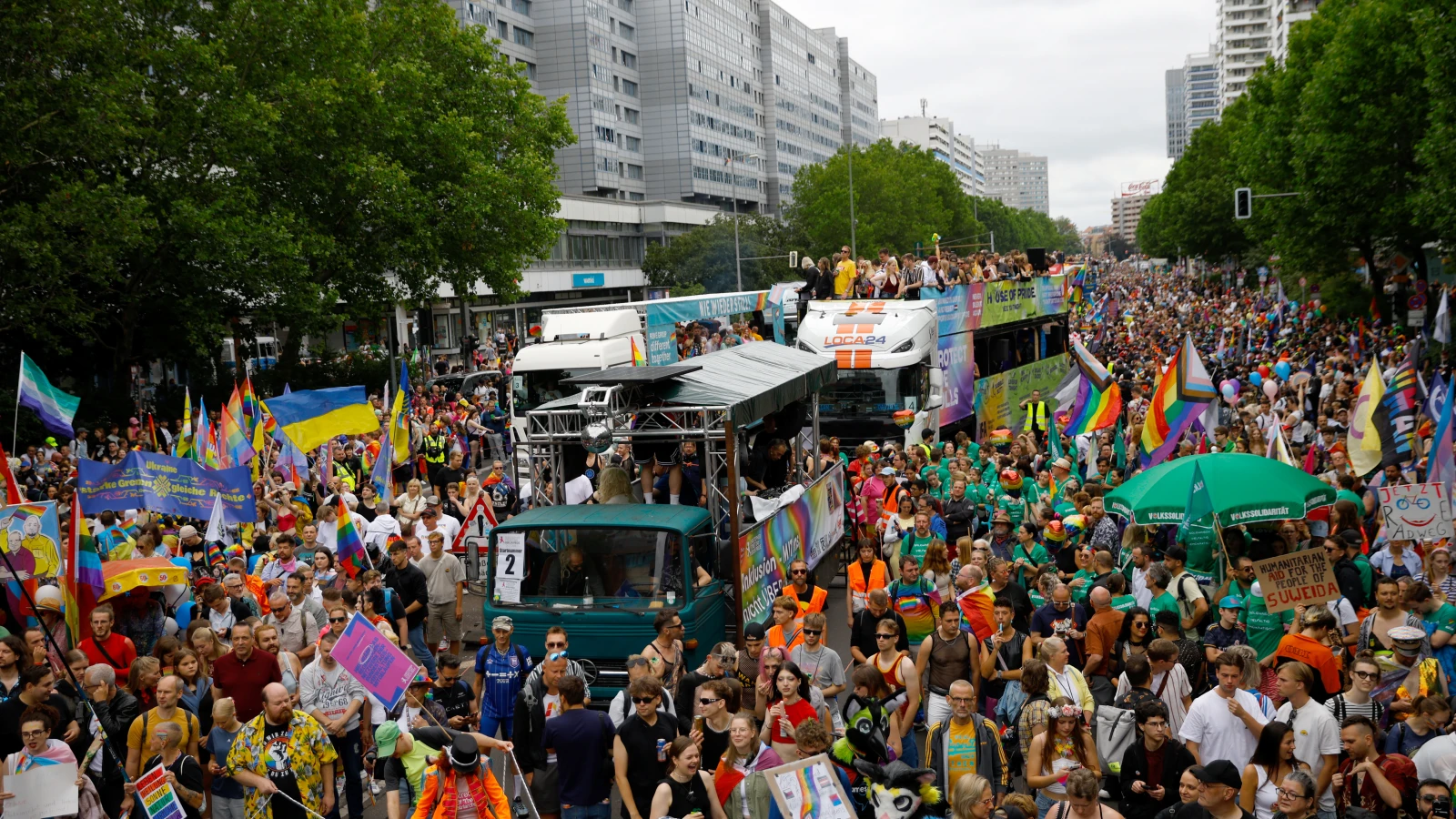 Yüzbinler Berlin’deki Onur Yürüyüşünde Buluştu!, © dpa Yüzbinler Berlin’deki Onur Yürüyüşünde Buluştu!, © dpa