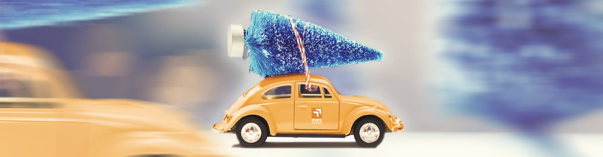 Header Tannenbaumschlagen, Gelbes Auto mit Tannenbaum drauf, © more Marketing