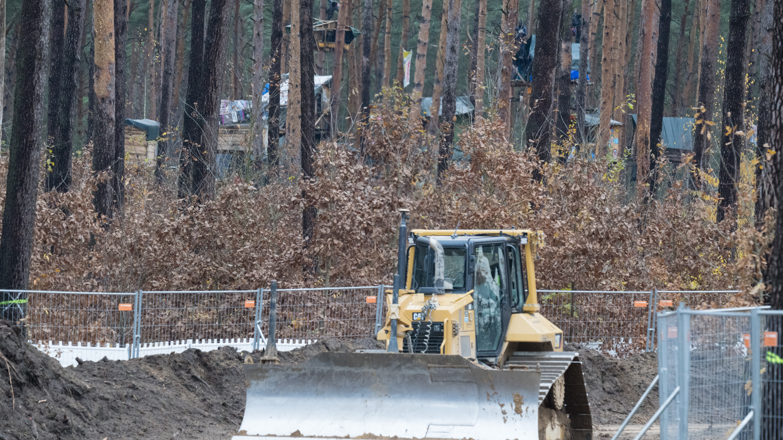 Tesla Protest Kampı Boşaltılıyor!, © dpa