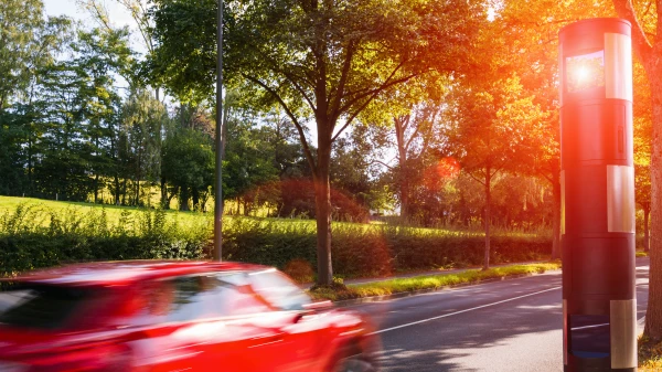 Auto wird geblitzt, © Shutterstock Auto wird geblitzt, © Shutterstock