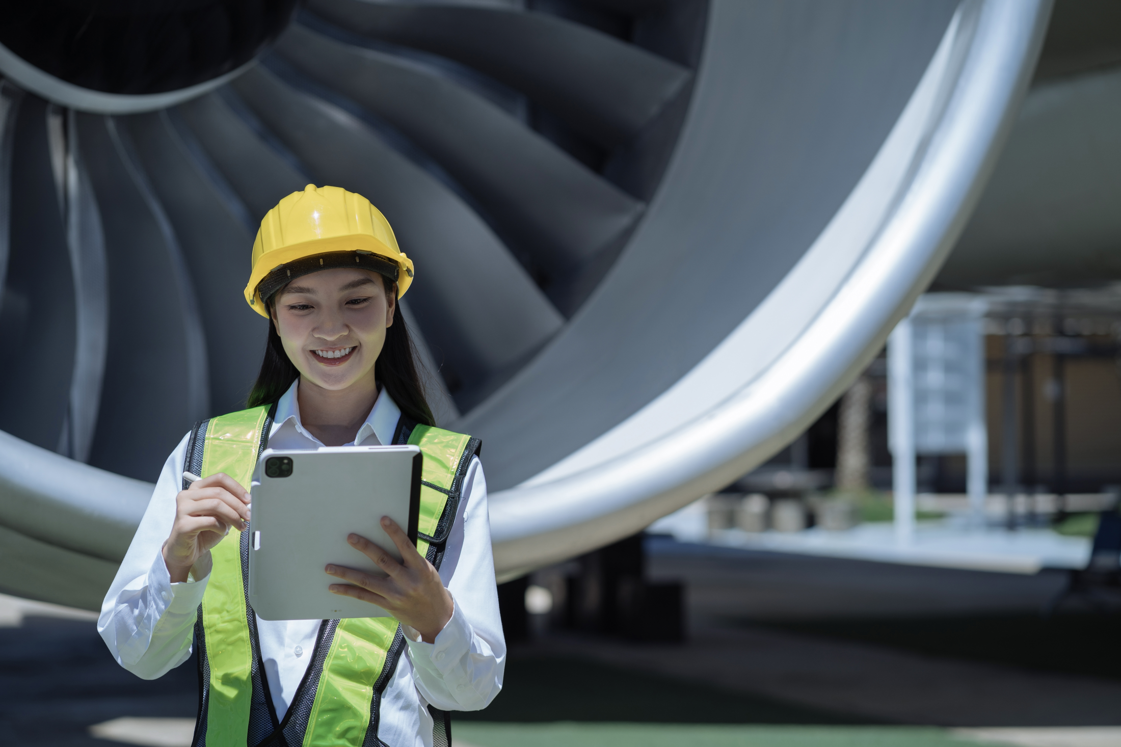 Technikerin vor Triebwerk, © Shutterstock