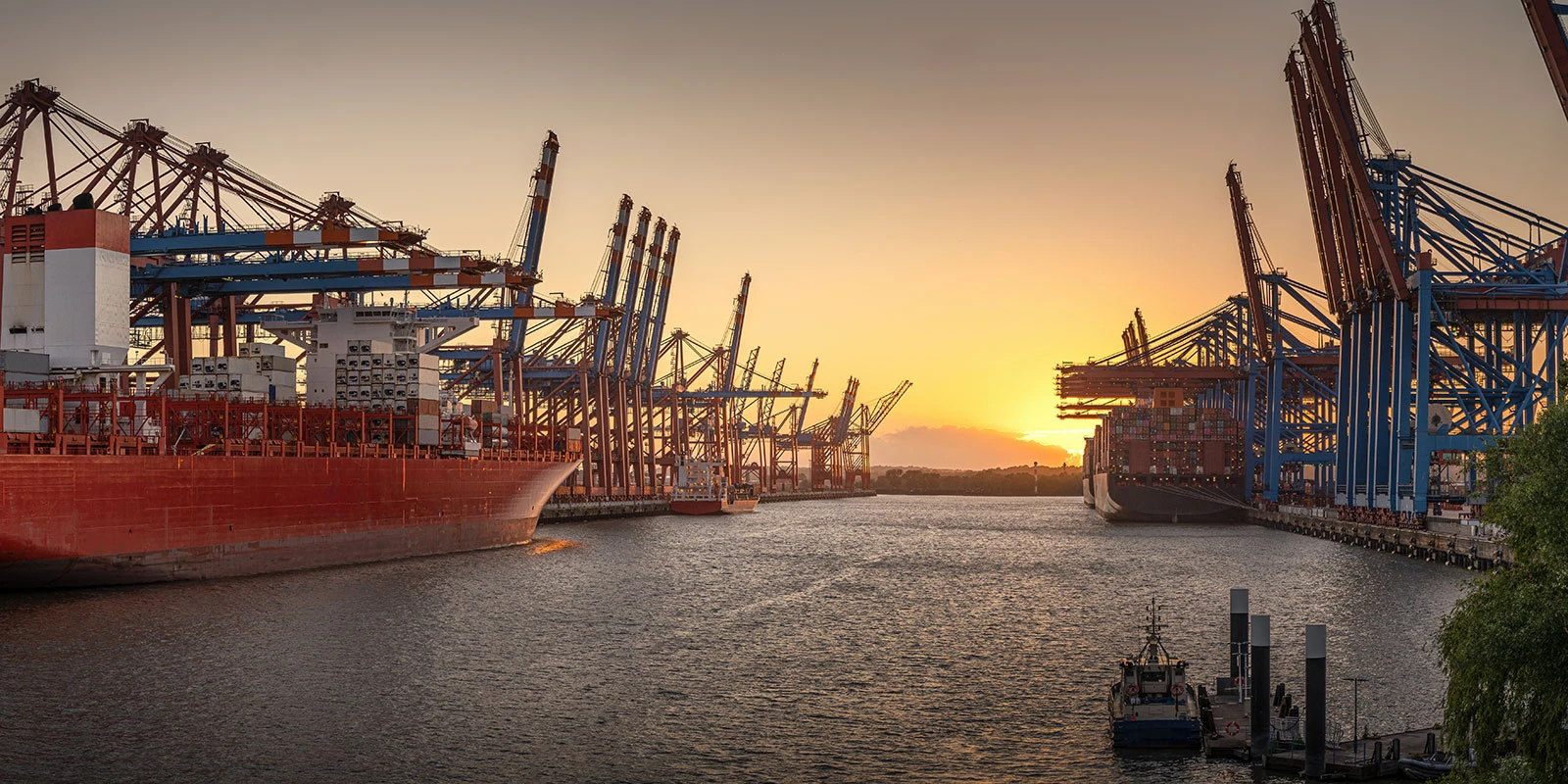 Hamburger Hafen im Sonnenuntergang, © Jonas Weinitschke/Shutterstock Hamburger Hafen im Sonnenuntergang, © Jonas Weinitschke/Shutterstock