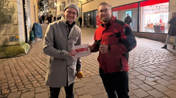 Firma Bollinger spendet 600 Franken für die Weihnachtsaktion, © Radio Munot Firma Bollinger spendet 600 Franken für die Weihnachtsaktion, © Radio Munot