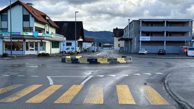 E-Bikerin verunfallt in Kreisverkehr in Oberriet, © Kantonspolizei St. Gallen E-Bikerin verunfallt in Kreisverkehr in Oberriet, © Kantonspolizei St. Gallen