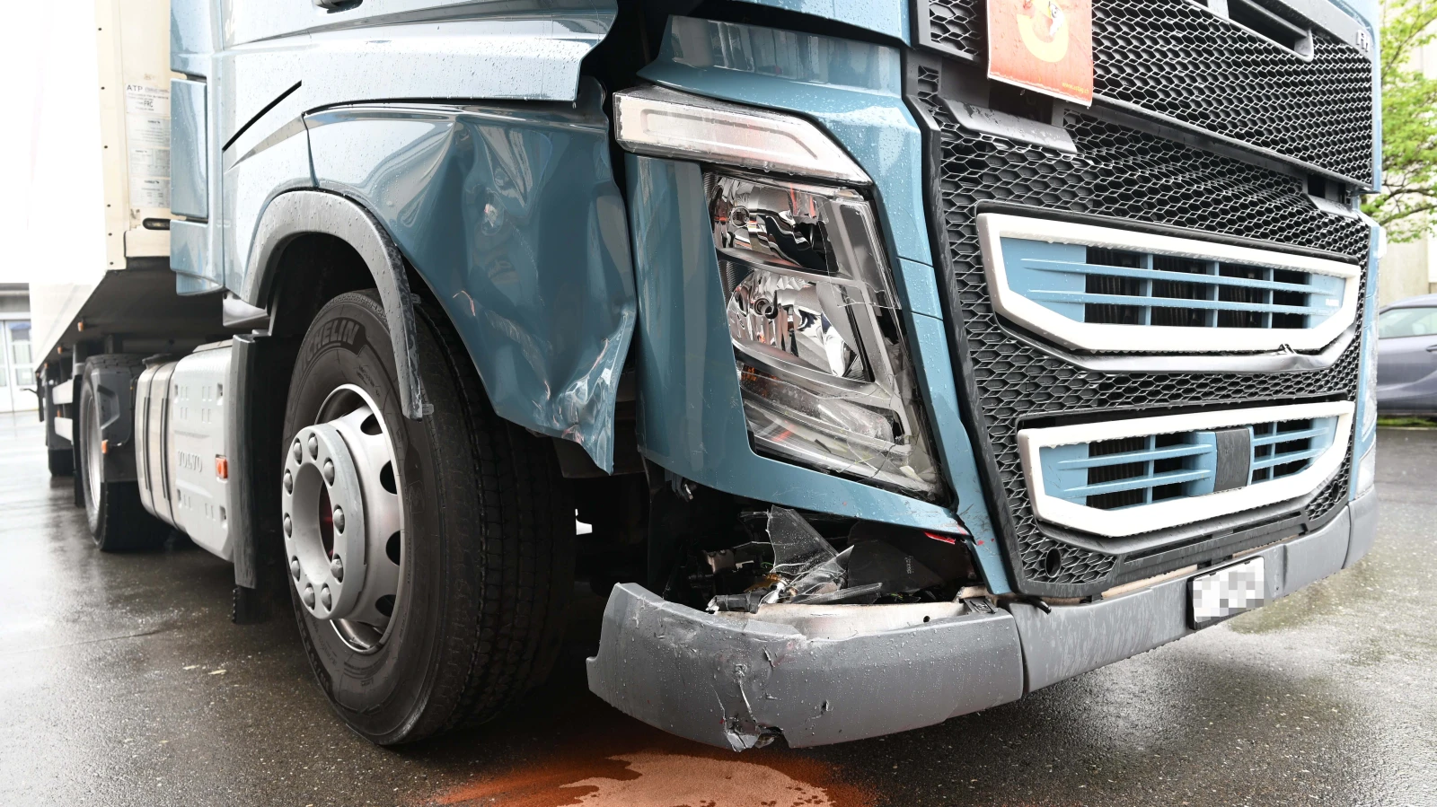 Unfall zwischen Auto und Sattelmotorfahrzeug in Mels, © Kapo SG Unfall zwischen Auto und Sattelmotorfahrzeug in Mels, © Kapo SG