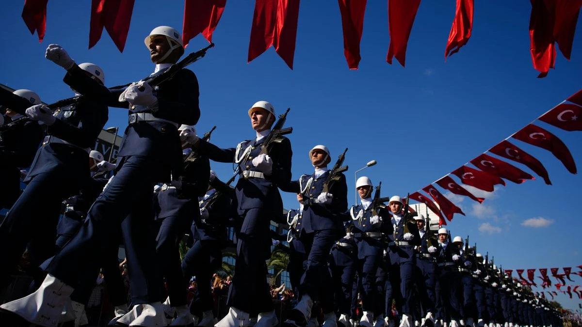 Çifte Vatandaşlara Askerlik Muafiyeti Şartlı Geliyor!, © Emrah Gurel/AP/dpa Çifte Vatandaşlara Askerlik Muafiyeti Şartlı Geliyor!, © Emrah Gurel/AP/dpa