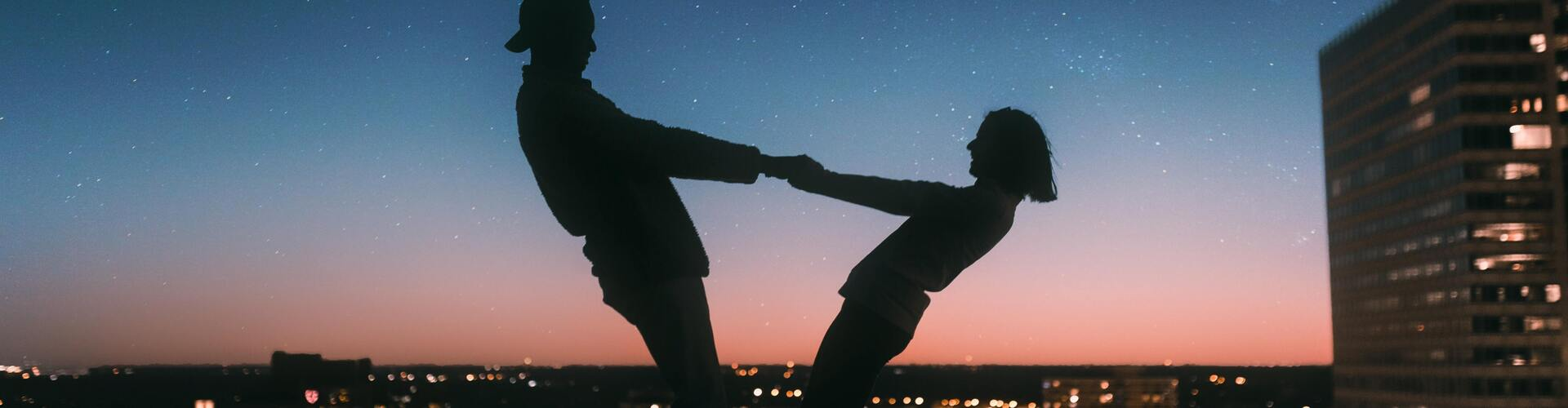 Zwei Menschen im Hintergrund Sonnenuntergang, © unsplash