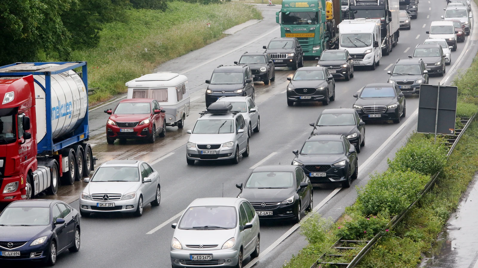 ADAC Gereksiz Hız Sınırı Uygulamalarına Karşı Uyardı, © Foto: Roland Weihrauch/dpa ADAC Gereksiz Hız Sınırı Uygulamalarına Karşı Uyardı, © Foto: Roland Weihrauch/dpa