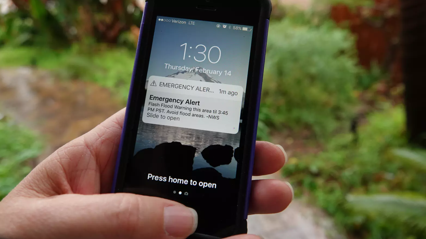 Bevölkerungsschutz setzt auf Multikanal-Alarmierung, © Simone Hogan / Shutterstock.com