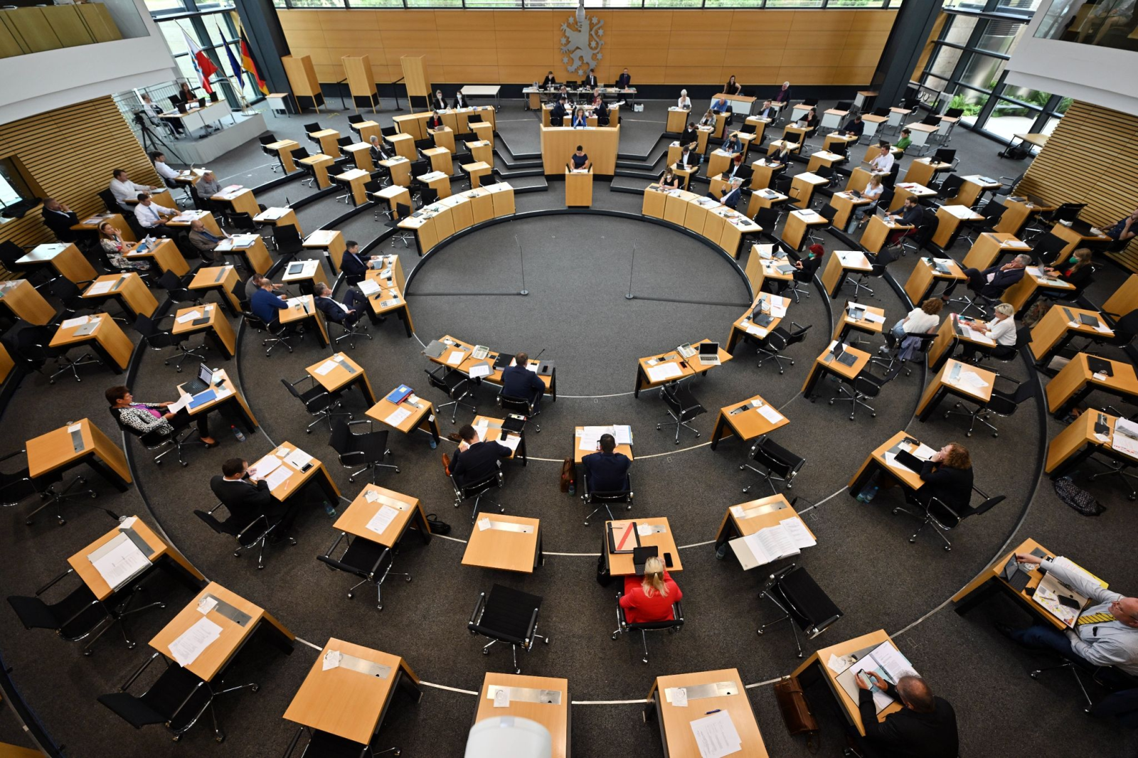 Abgeordnete sitzen während der Landtagssitzung Thüringen im Plenarsaal.