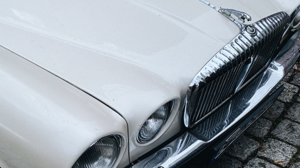Kunst, Oldtimer & Co.: Investieren in besondere Sachwerte, © Yulia  Bugor